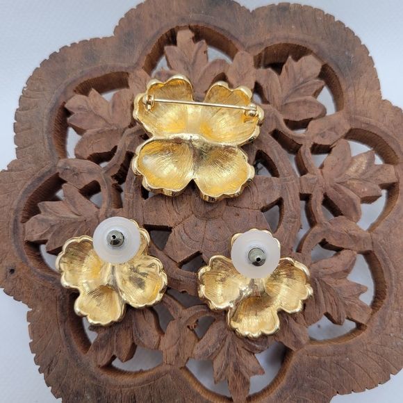 White Hibiscus Flower Earrings and Brooch Set Vintage Enamel Jewelry - Picture 6 of 9